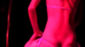 රතු යට ඇඳුමින් සැරසුණු තද brunette ඔහුව නව පොළඹවා ගත්තේය
