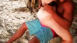 ස්ටෙෆනි වෙස්ට් ඇගේ දුඹුරු ඇස්වලින් යහනේ කෙලවරයි